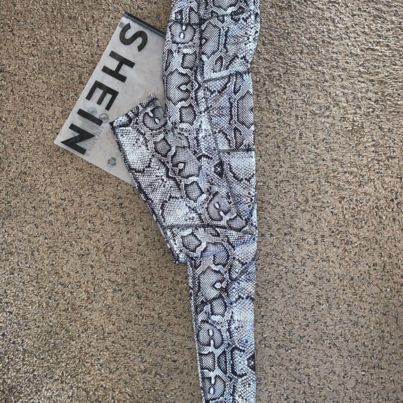 SHEIN snakeskin print workout leggings with pocket - Picture 2 of 12